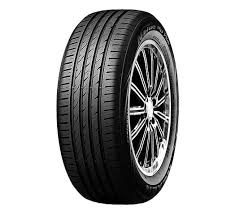 Pneu 205/60 R15 présenté sur jante noire et argent, vue de trois quarts